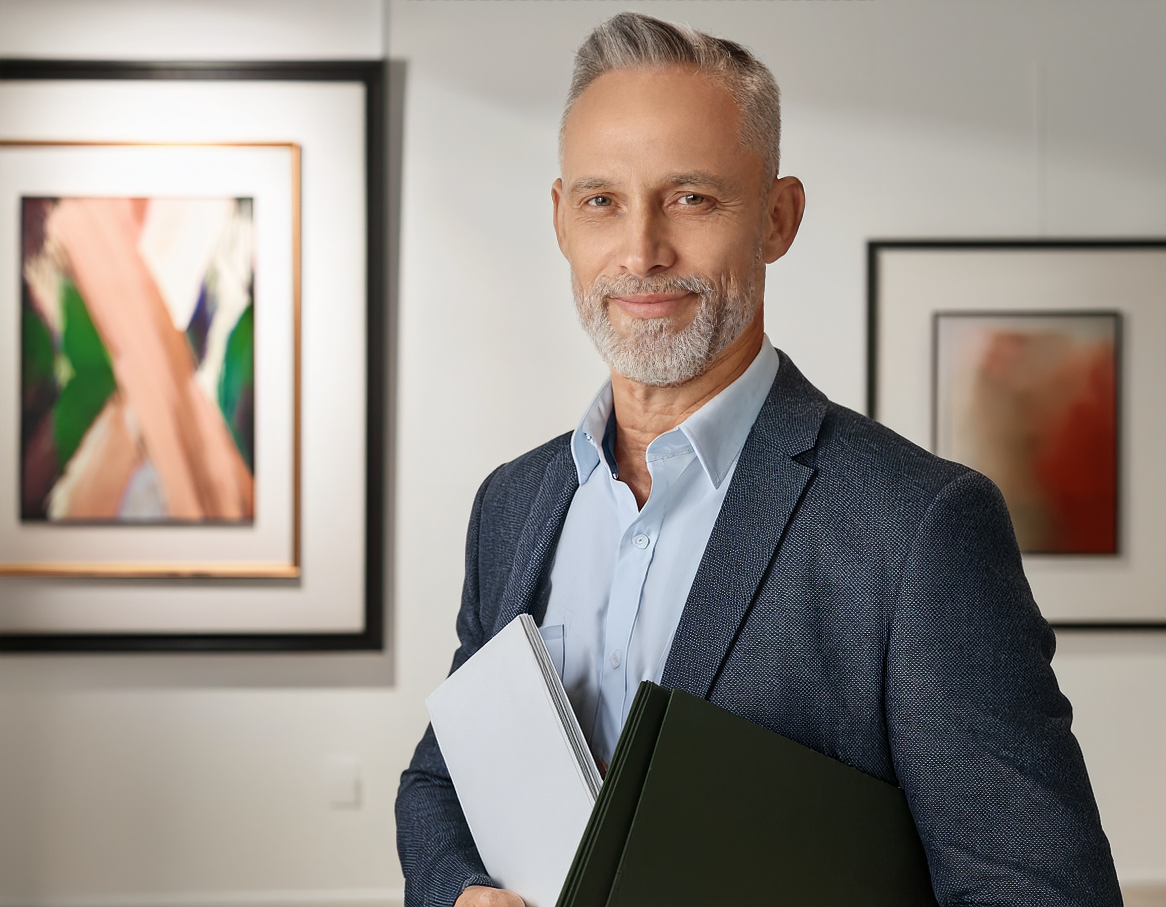 Porträt eines jungen Mannes im Anzug, ernsthaft und konzentriert